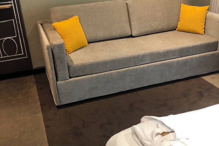Room 6 of 80