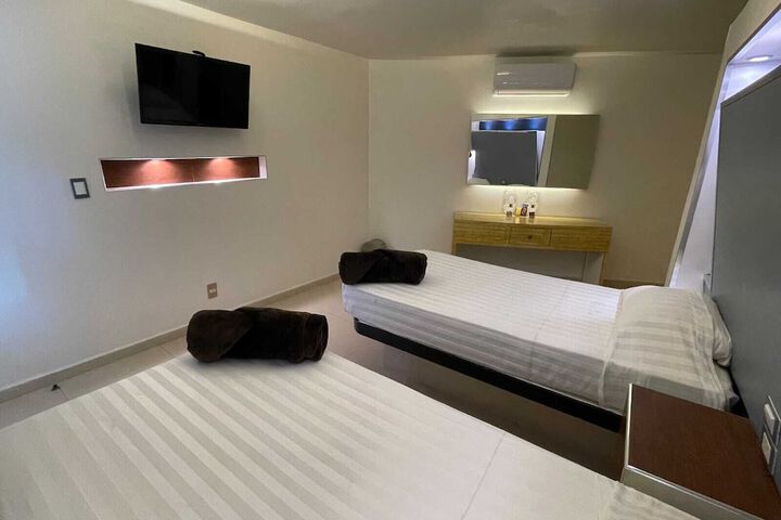 Room 12 of 16