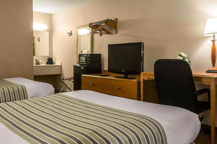 1 King Bed (3 of 6)