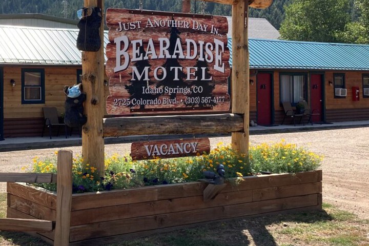 Exterior of BEARADISE MOTEL
