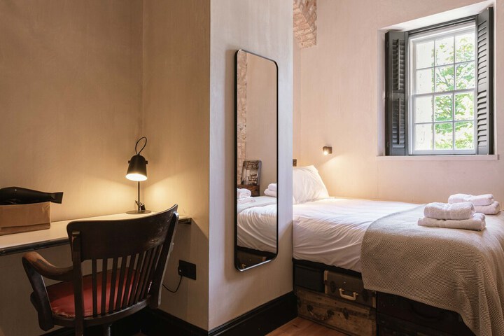 Room 4 of 68