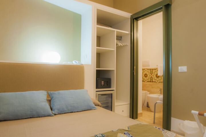 Room 32 of 210