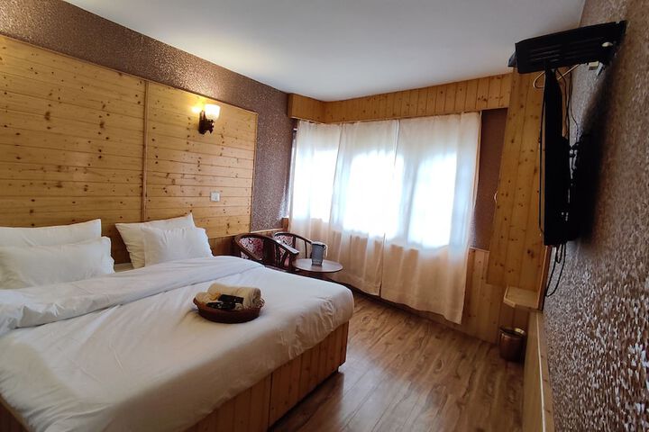 Room 3 of 9