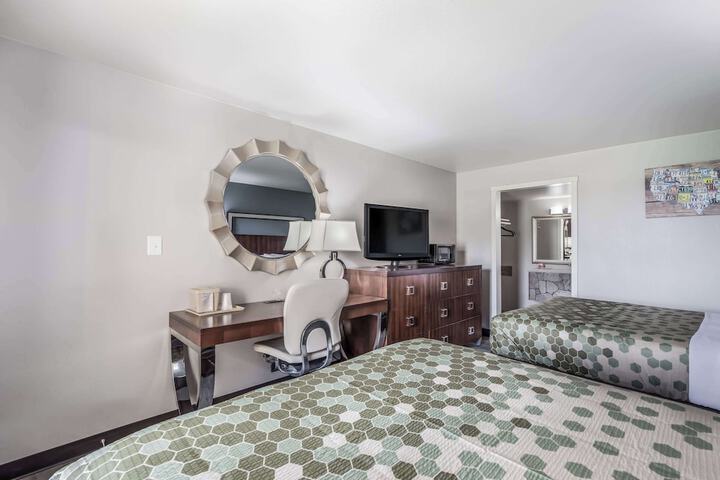1 Queen Bed (13 of 29)