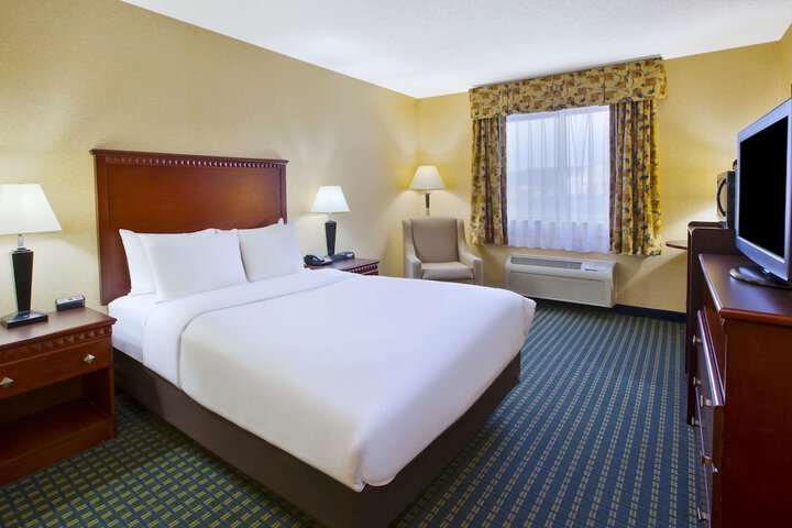 1 King Bed (3 of 6)
