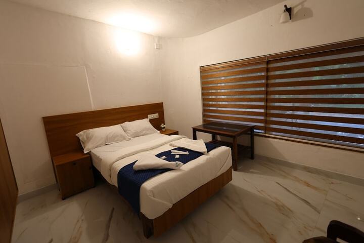 Room 6 of 103