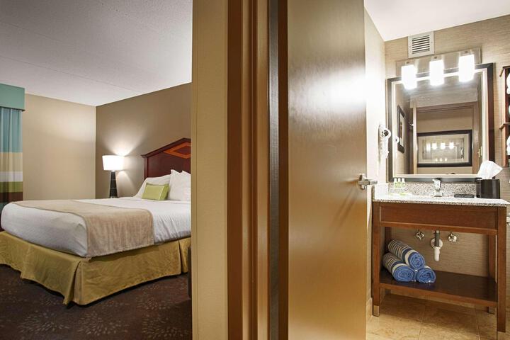 2 Queen Beds Pool View Work Desk Chair Microwave and Refrigerator WiFi Full Breakfast (4 of 8)