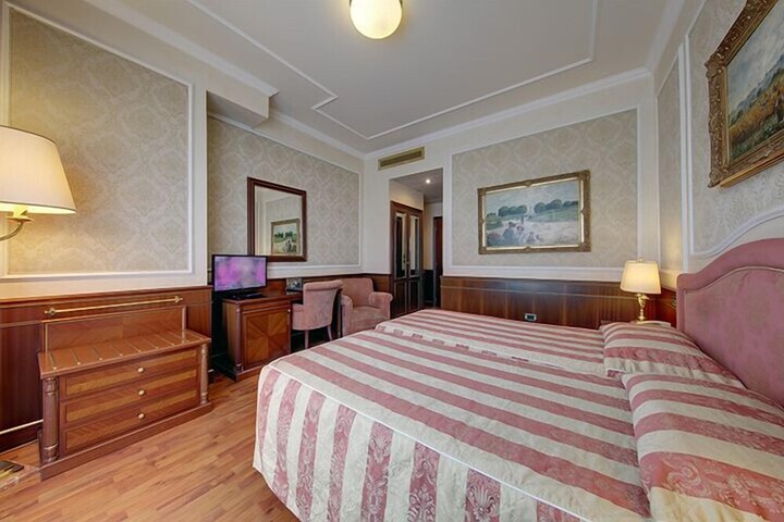 Room 32 of 96