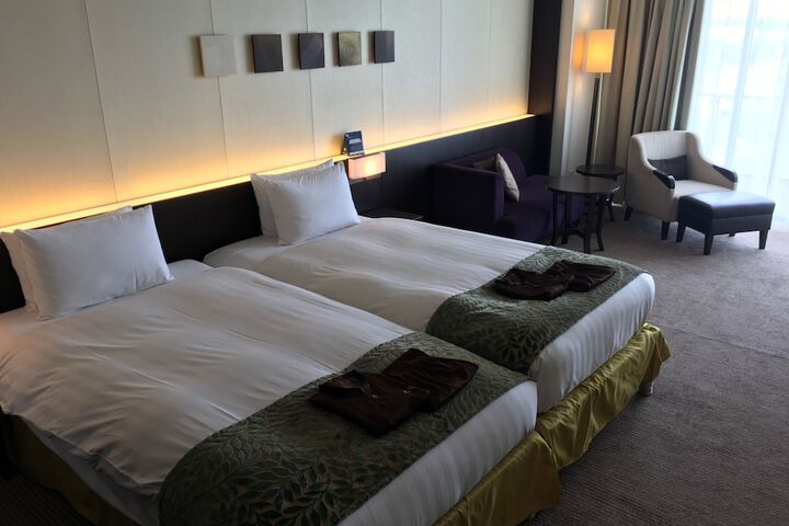 Room 5 of 100