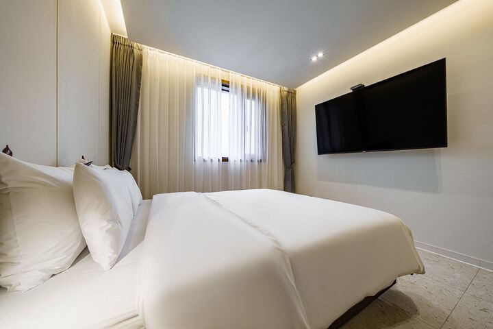 Room 93 of 141
