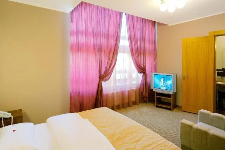 Room 4 of 15