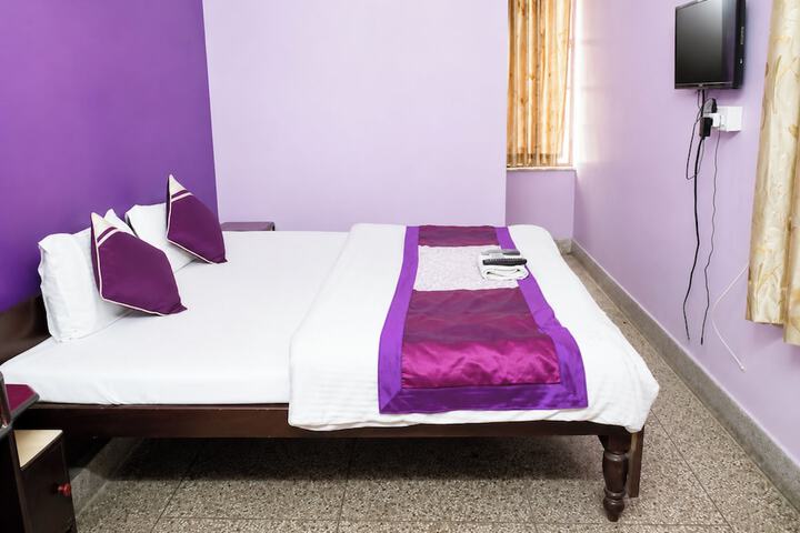 Room 7 of 12