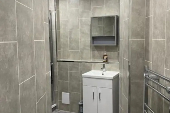 Room 6 of 12