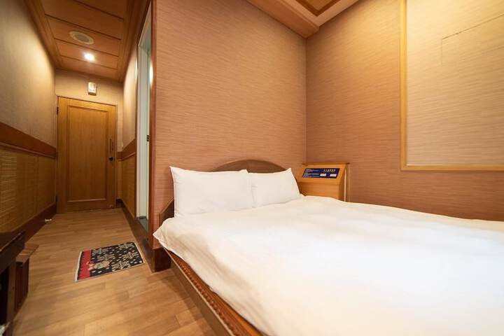 Room 18 of 65