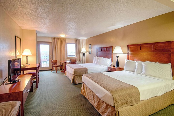 2 Queen Beds (8 of 15)