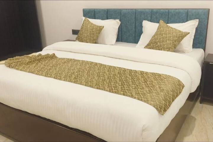 Room 2 of 8