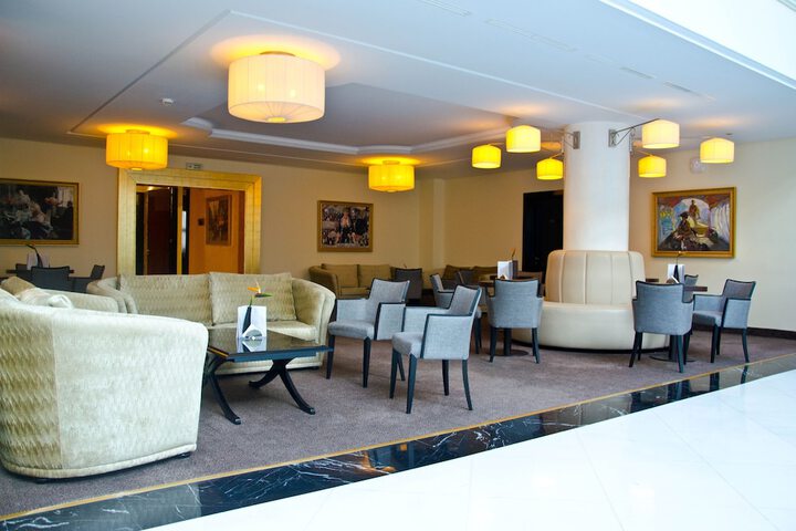 Lounge 31 of 43