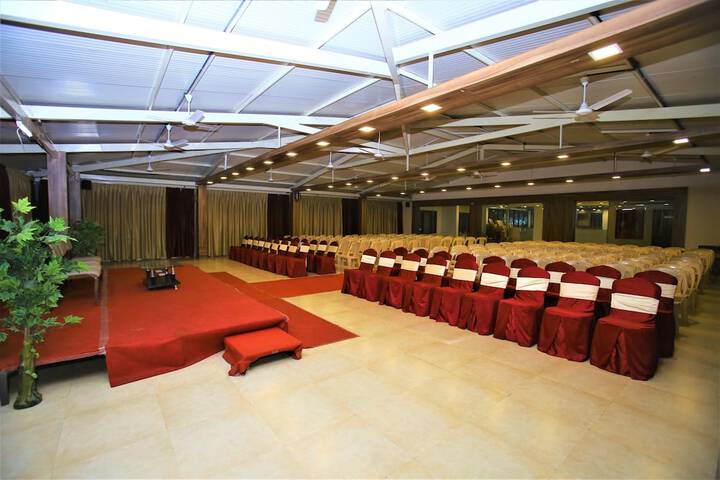 Ballroom/Hall 15 of 17