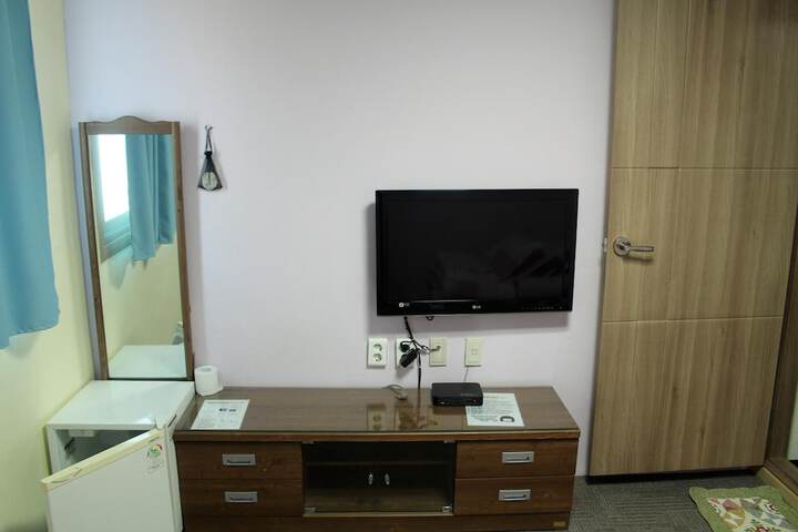 Room 15 of 32