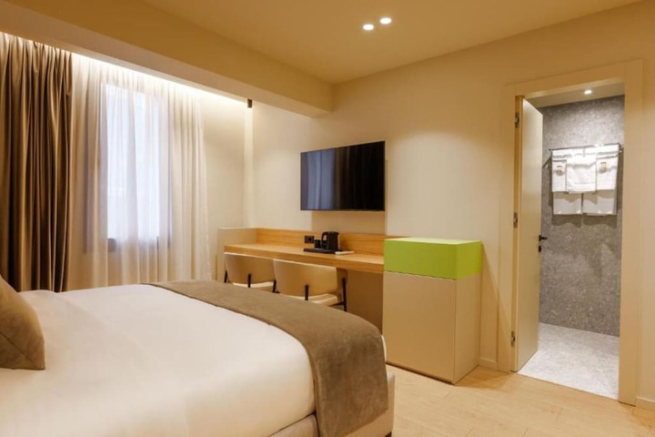 Room 8 of 73