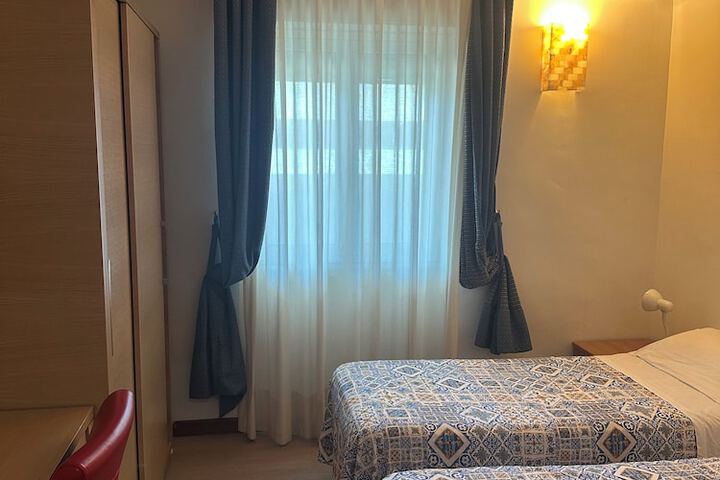 Room 16 of 38