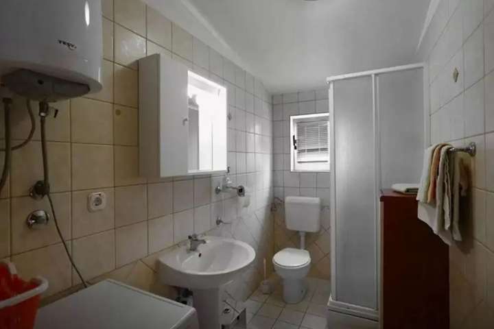 Room 7 of 12