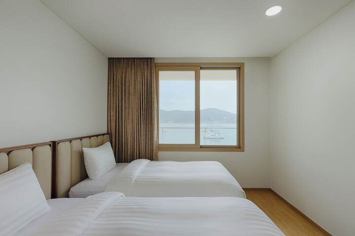 Room 40 of 102
