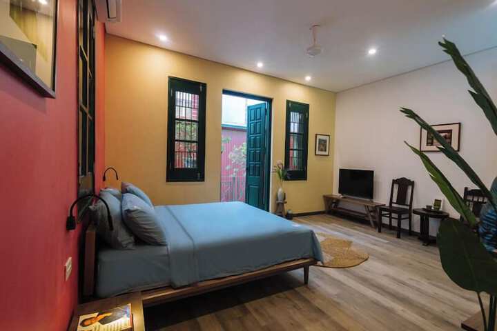 Room 5 of 16