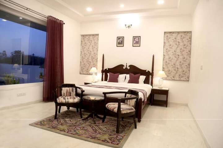 Room 6 of 13