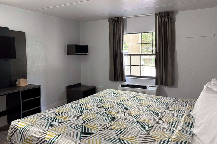 1 King Bed (6 of 19)
