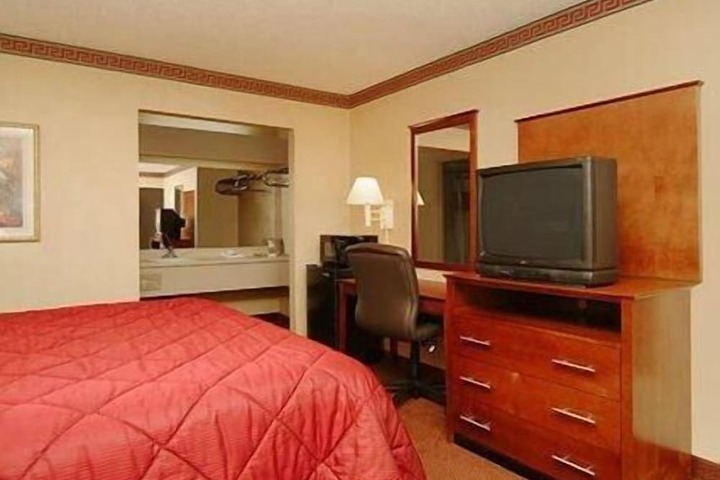 1 King Bed (3 of 9)