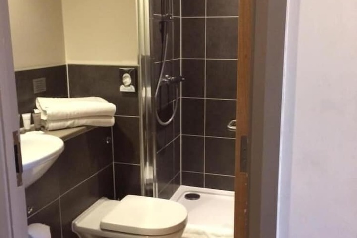 Room 32 of 48