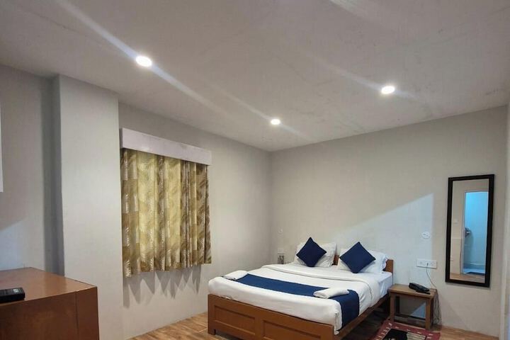 Room 3 of 8