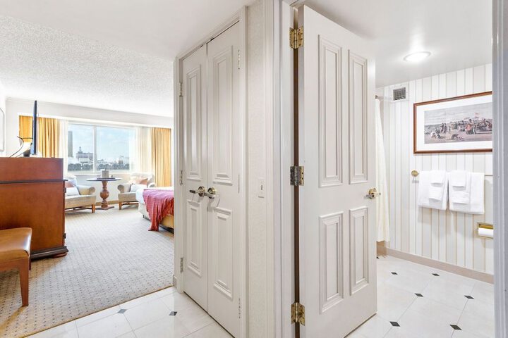 Room 8 of 80