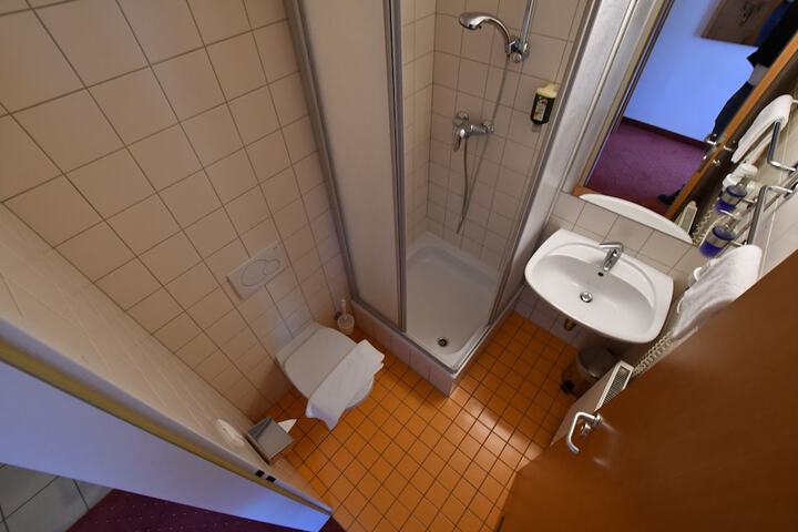Room 12 of 18