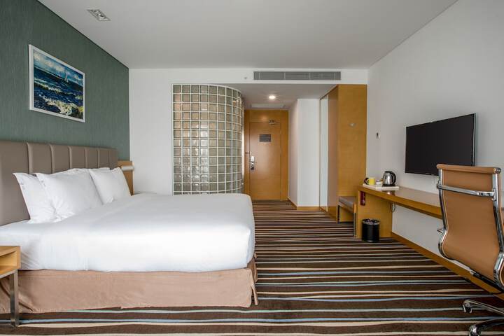 Room 5 of 32