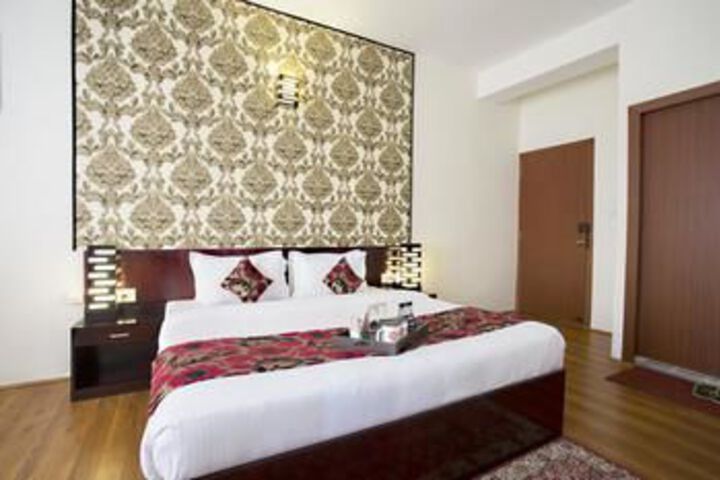 Room 4 of 18