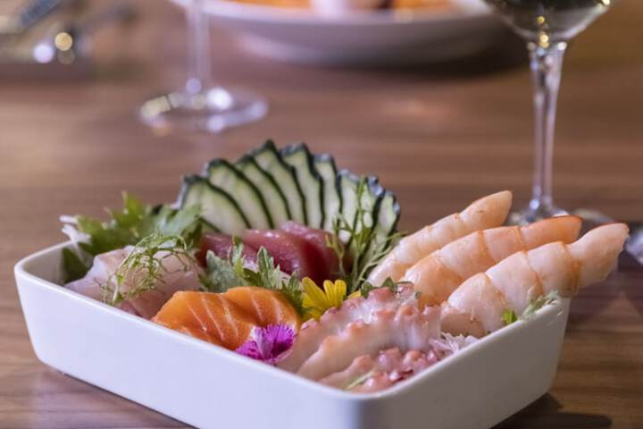 Dining 40 of 52