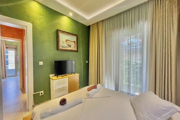 Room 5 of 119