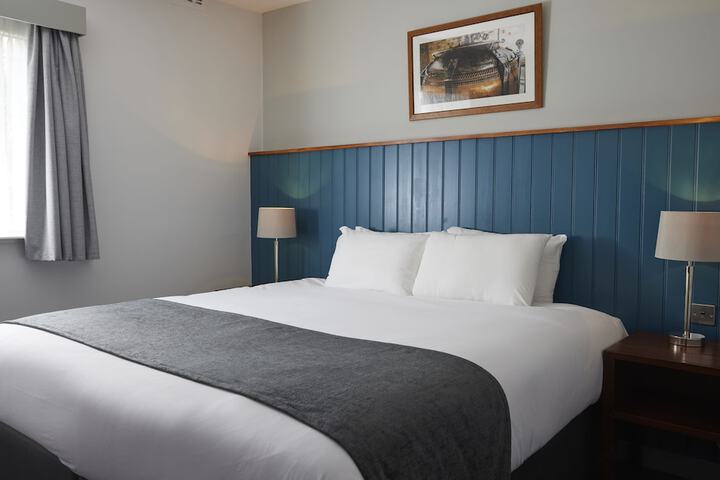 The Longshoot Hotel by Greene King Inns