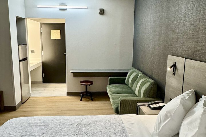 Room 4 of 13