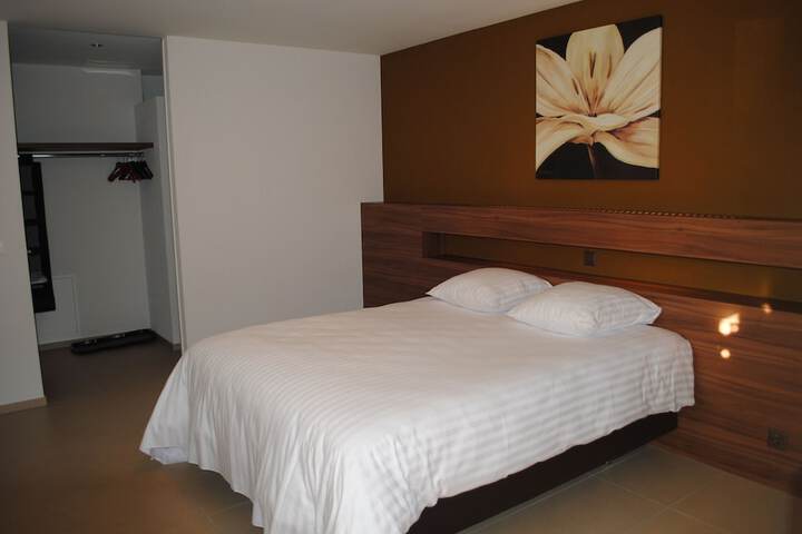 Room 5 of 77