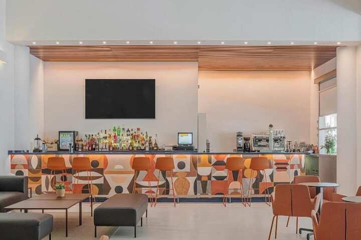 Lounge 47 of 61