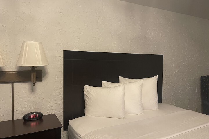 1 Queen Bed Deluxe Room (17 of 32)