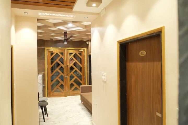Ballroom/Hall 29 of 34