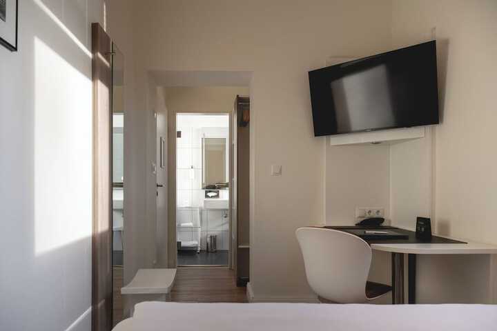 Room 42 of 84