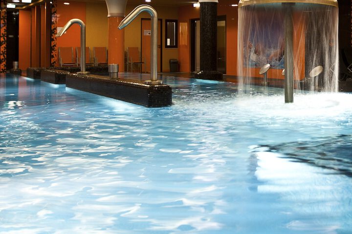 Pool 40 of 76