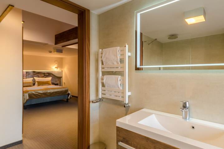 Room 85 of 146