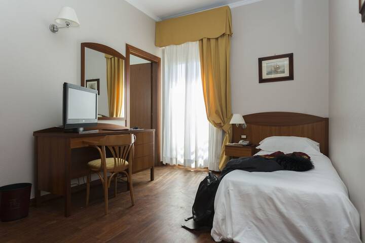 Room 13 of 36