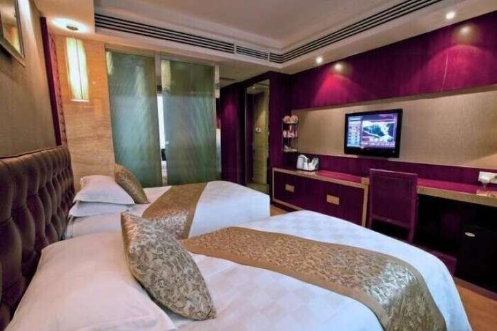 Room 10 of 17
